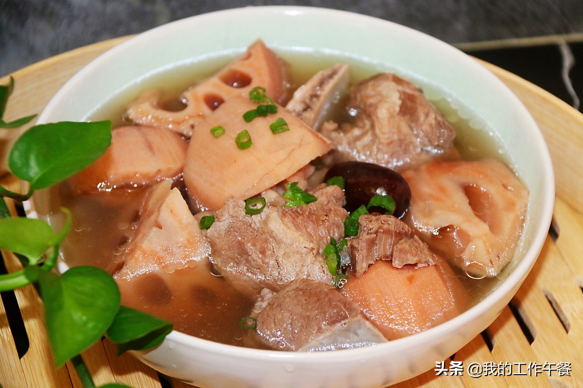 铁锅炖莲藕汤发黑有毒吗可以吃吗,炖莲藕汤发黑是什么原因