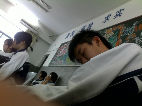 睡觉时脚踩空是不是意味着长高,睡觉时一脚踩空是什么征兆