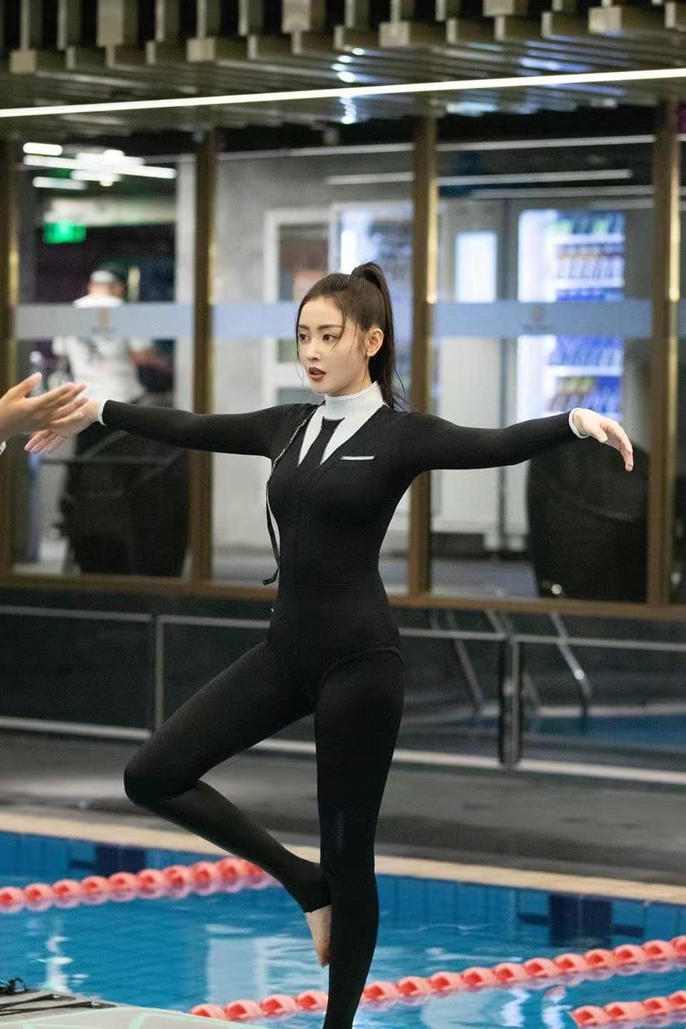 张天爱夏日清凉穿搭,张天爱黑色连体衣超显瘦