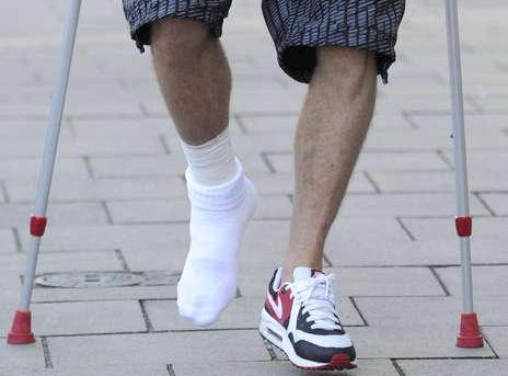 术后多久可以不用拐杖,手术后双拐杖的正确使用方法