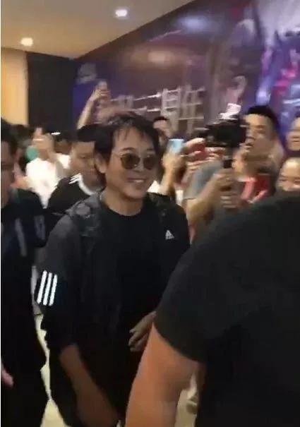 洪金宝67岁身体硬朗,洪金宝坐轮椅苍老消瘦