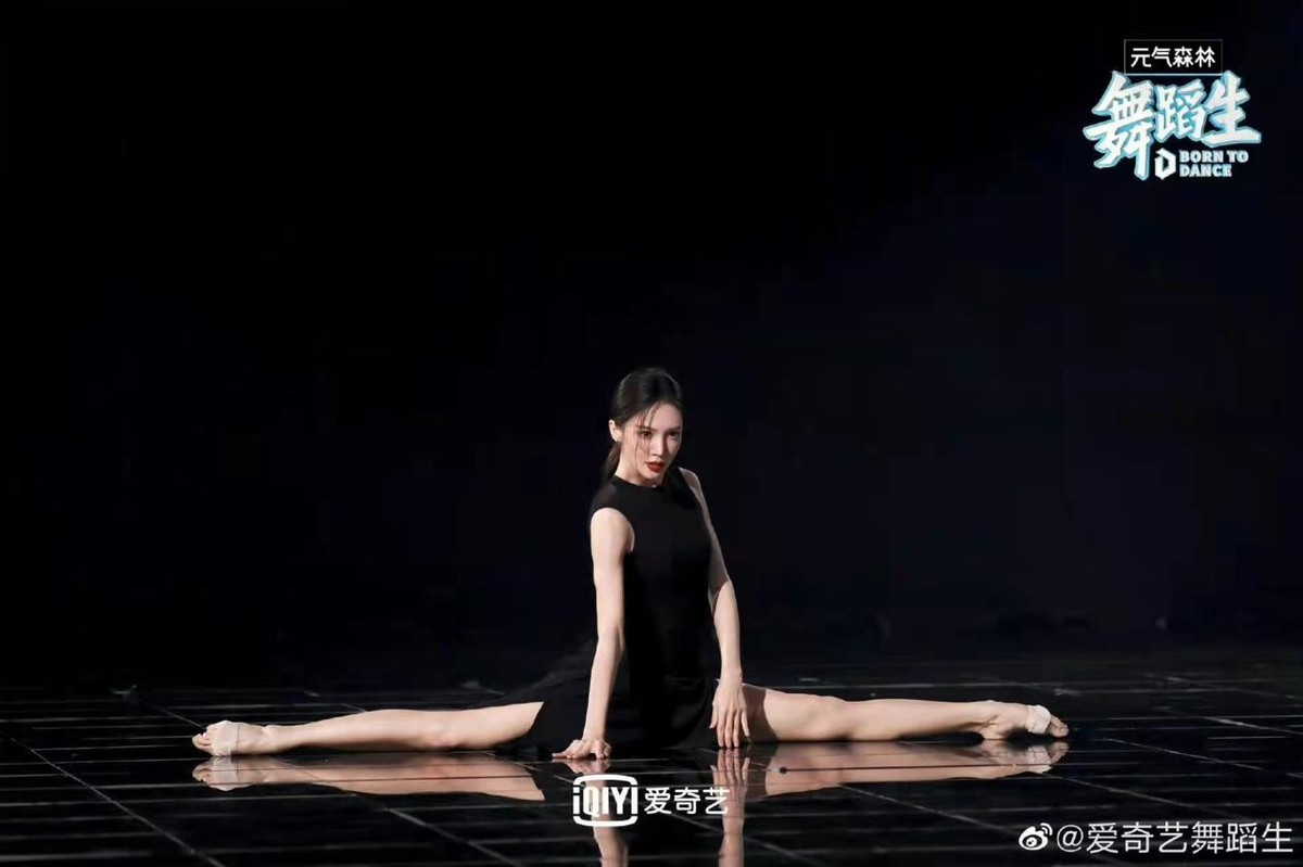 金晨舞蹈生路透,金晨露背公主裙配发型