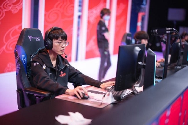 爱萝莉对战曼多拉,爱萝莉和aj举edg大旗