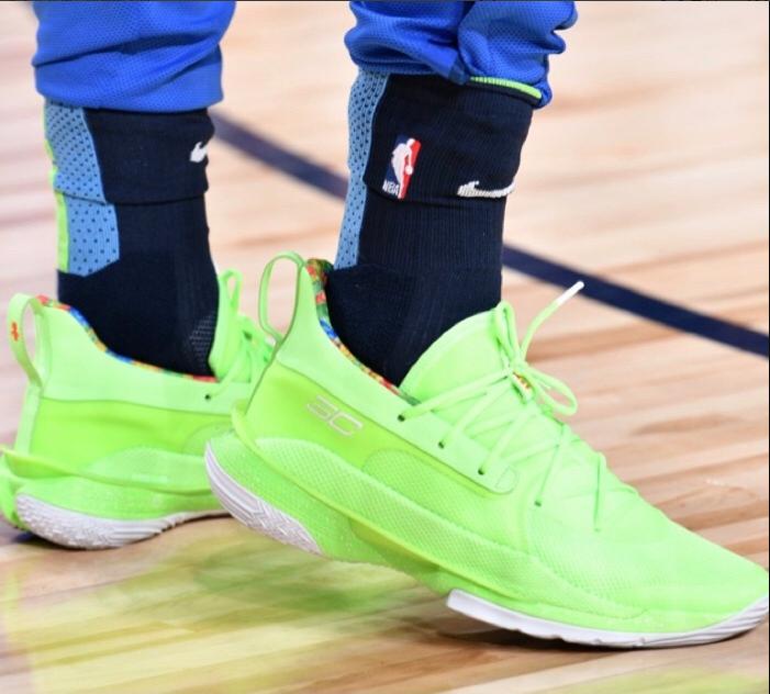 库里7首发配色,库里7主场配色和黑金配色选哪个