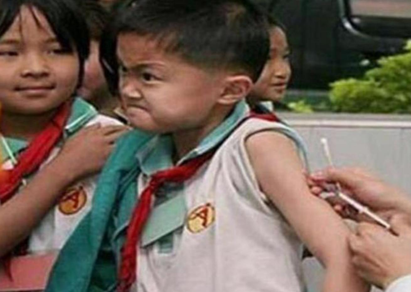 小男孩打针高情商回复,小男孩打疫苗又心疼又好笑