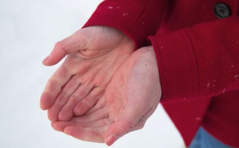 手掌痒脱皮硬皮开裂什么原因,手掌脱皮是什么原因引起的
