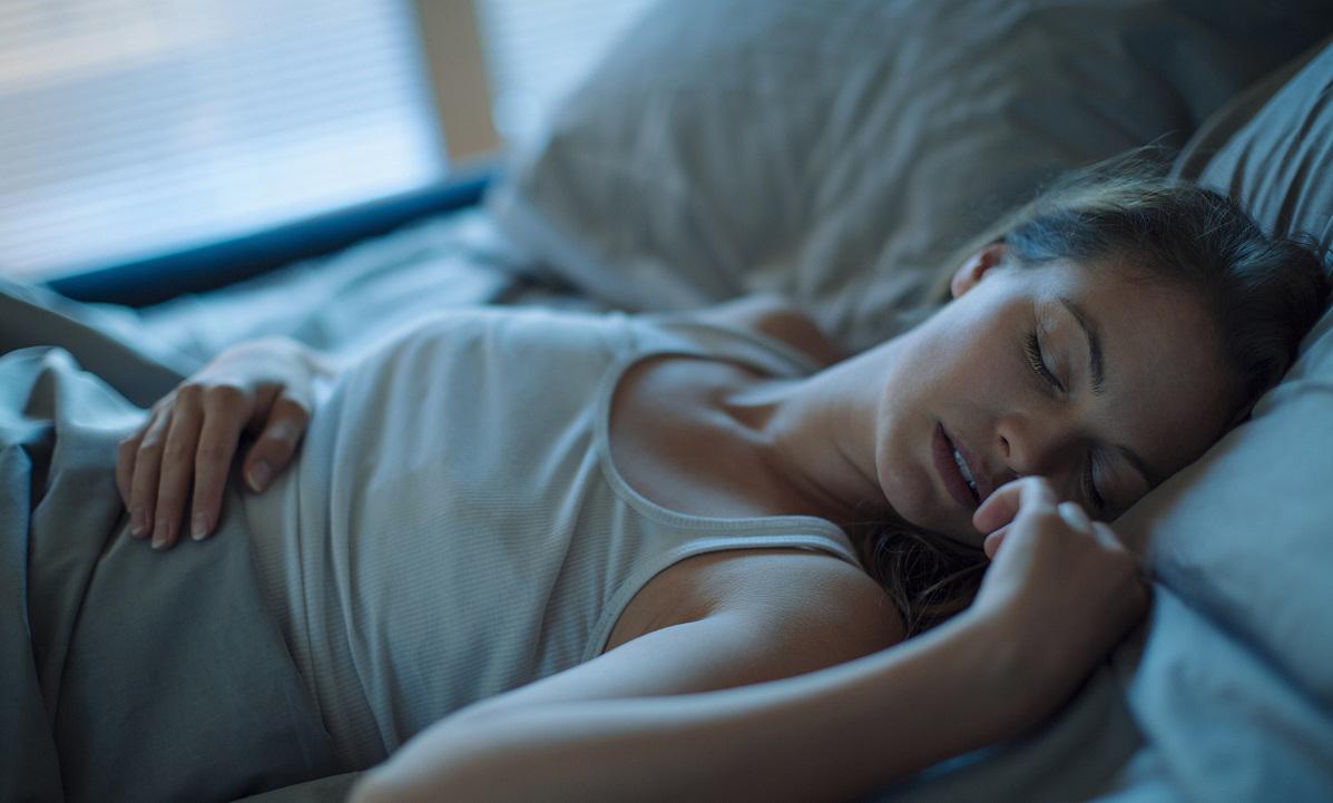 消除黑眼圈是冷敷还是热敷,热敷还是冷敷眼睛可以去除黑眼圈