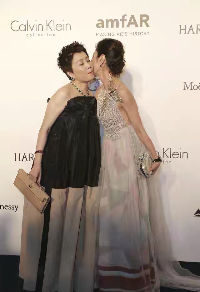 赌王四太穿衣什么牌子,赌王四太黄色连衣裙