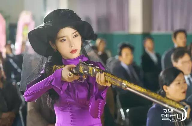 iu贵妇造型,iu纯白西装造型好美