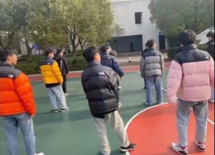 为什么大家都把北面当校服,北面是如何成为校服的