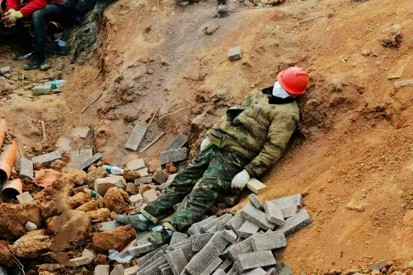 疫情面前熬不下去时就看看他们