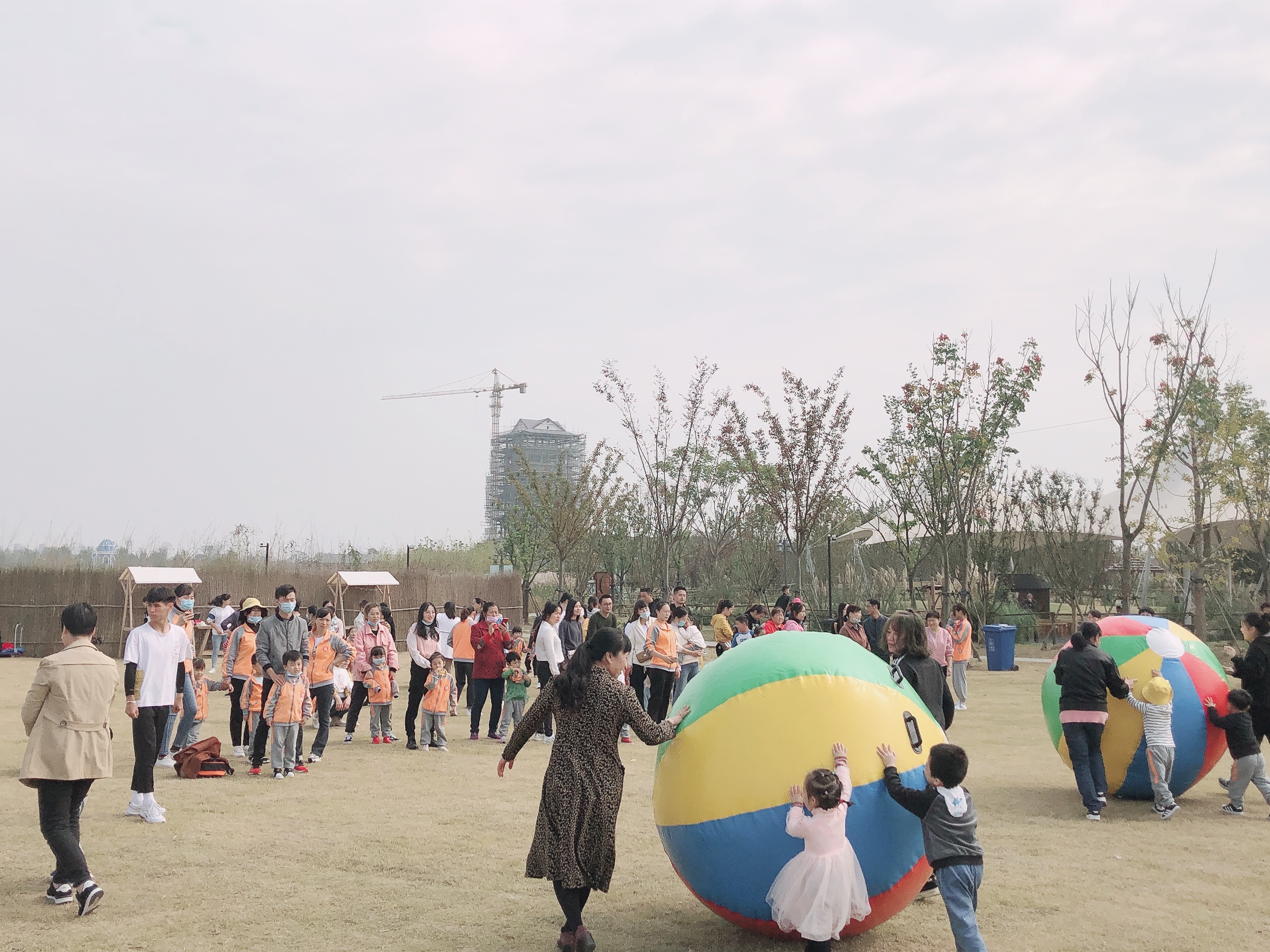 拥抱大自然携快乐同行,幼儿园拥抱自然与春天共舞