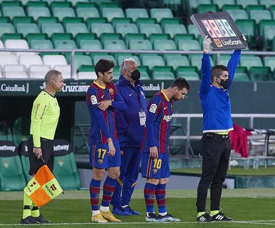 梅西单刀直入晃过最后两个防守,梅西这球绝了原版