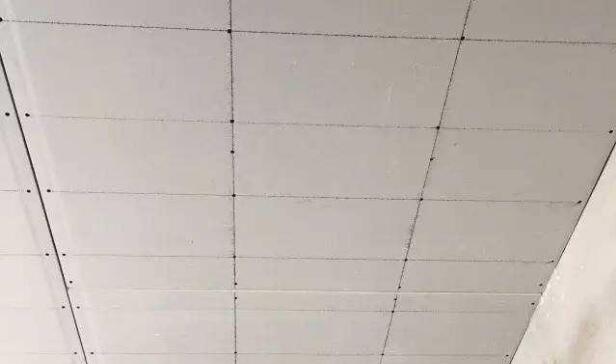 刚装修好吊顶开裂怎么办,新房吊顶开裂多久补