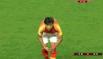 错怪中国球员！佩戴项链算什么，看看五大联赛球员，拿手机戴手表