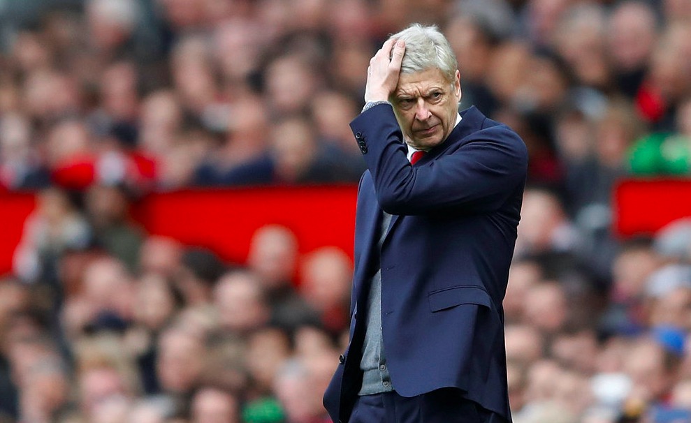 站在观众席上的足球教练温格,温格被罚到曼联看台观众视角