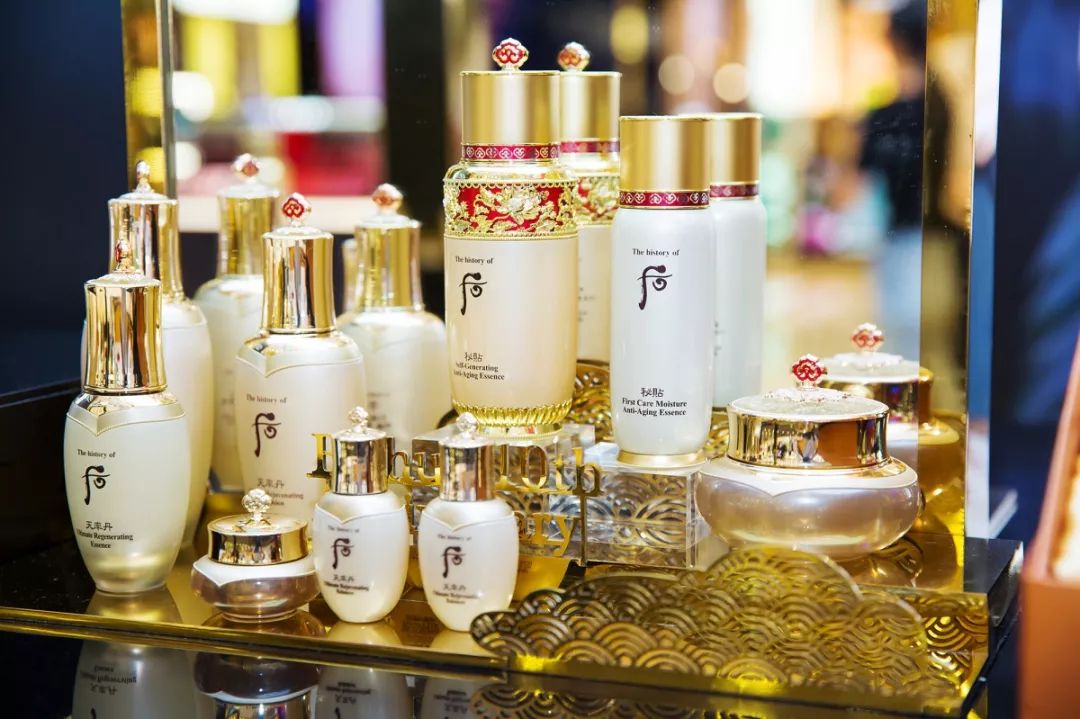 咦？武广惊现韩国宫廷秋日胜景，红枫环绕还有男模驻场