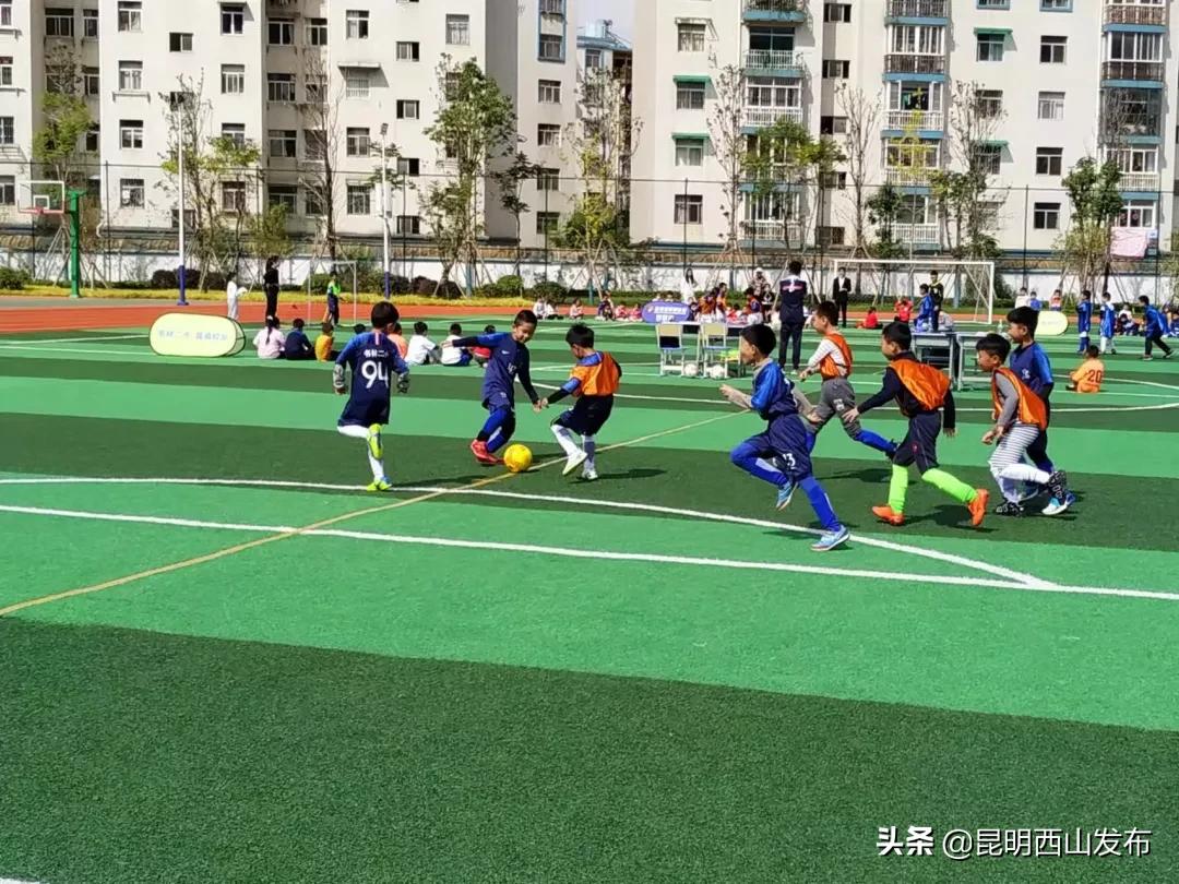校园足球联赛充满激情,沙湾路小学班级足球联赛火热开赛