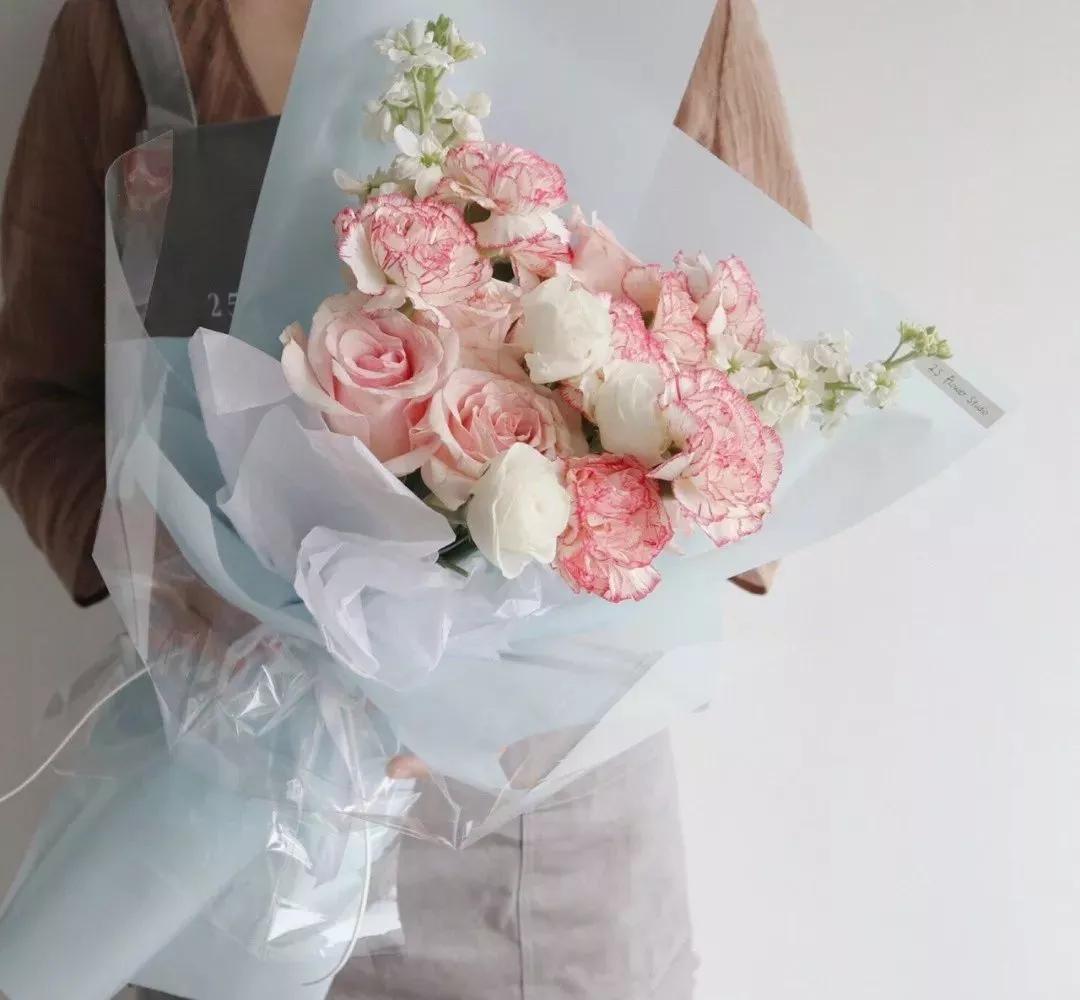 花要不要经常换水,花材正确处理方式及日常养护