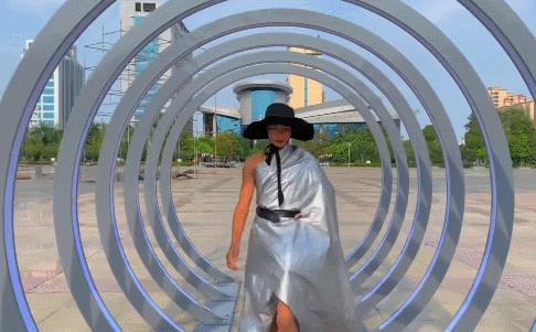 被国人嘲讽，却在国外封神！农村小伙成国际超模，打脸所有嘲笑者