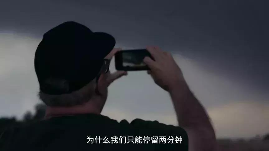 在野外遇到龙卷风如何躲避,遇到龙卷风时我们应该怎么办