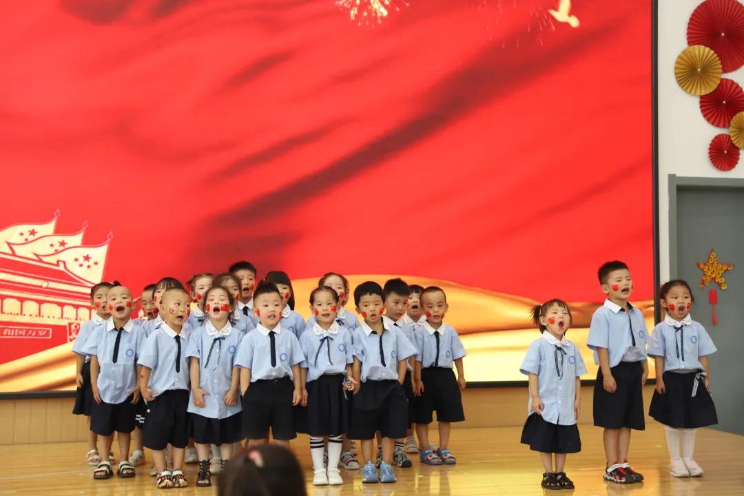 幼儿园老师小朋友表演庆祝七一,西安高新第五幼儿园毕业典礼