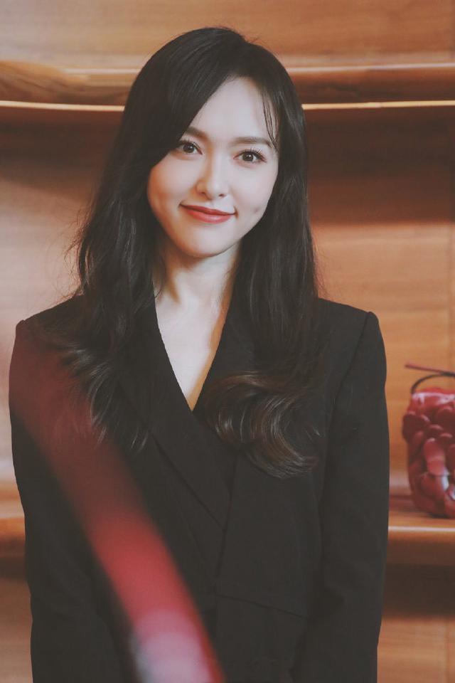 唐嫣生娃后更美了，穿西装裙配皮靴又美又酷，成*女熟**人味挡不住