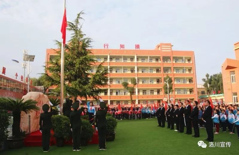 守初心担使命向党旗宣誓,守初心担使命为群众排忧解难