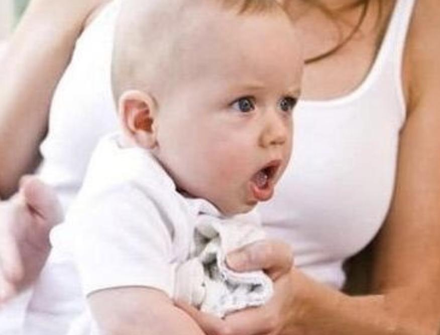 宝宝吐奶频繁怎样办,宝宝吐奶频繁怎么可以缓解