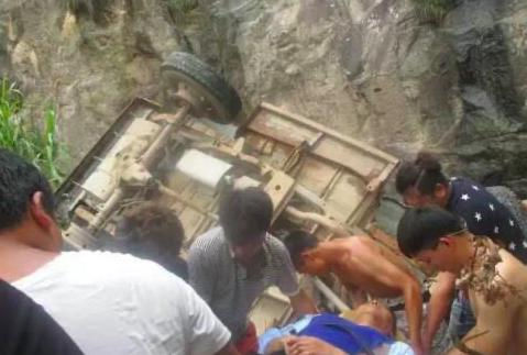 开车跌落悬崖被救,开车滚下山坡被人救起