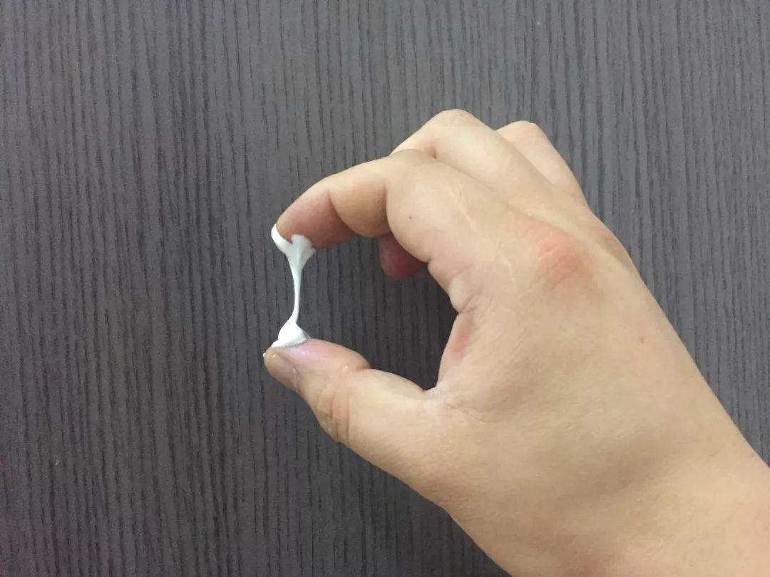 为什么胶水不会粘到瓶子里,为什么胶水在瓶子里不会黏住