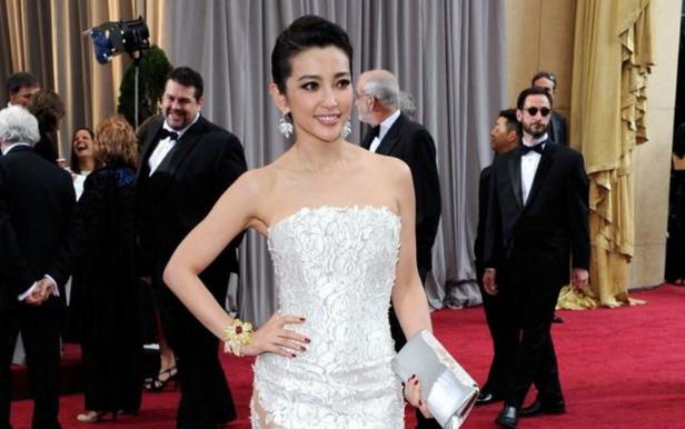 女明星红毯礼服自己可以选择吗,女明星红毯礼服都是定制的吗