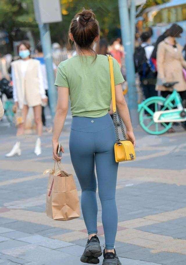 破洞裤穿搭气质,穿搭打底裤尽显时尚美感