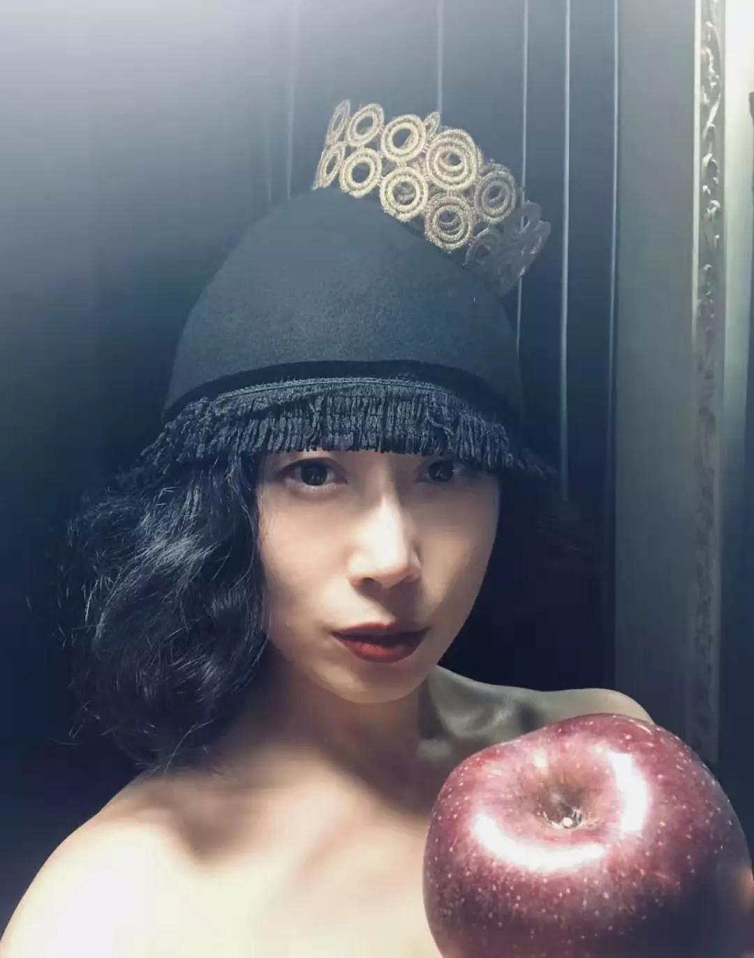 专访|“头大戴不下”怎么办?帽匠设计师Coco跟你聊帽子的学问