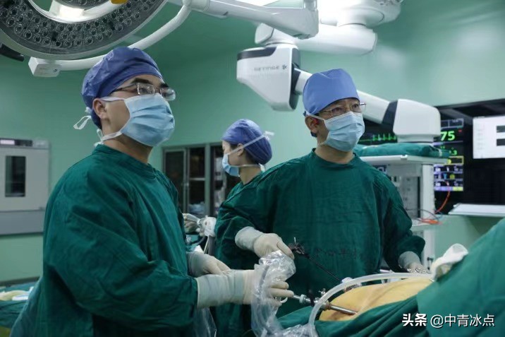 穿XXX……L的衣服，吃7个小时的自助餐，上飞机安全带扣不上，她切掉了70%的胃