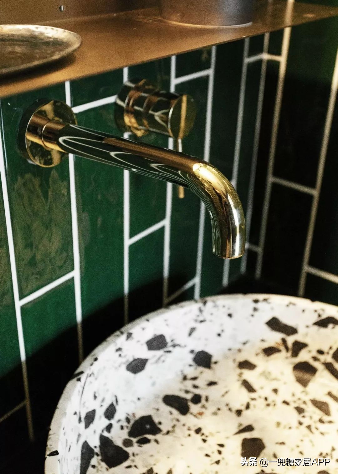 黑色直纹橱柜装修效果图,入门玄关橱柜效果图