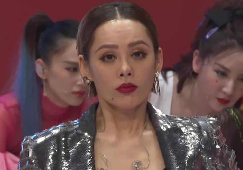 宁静乘风破浪的姐姐万茜出场,乘风破浪宁静黄龄万茜唱歌