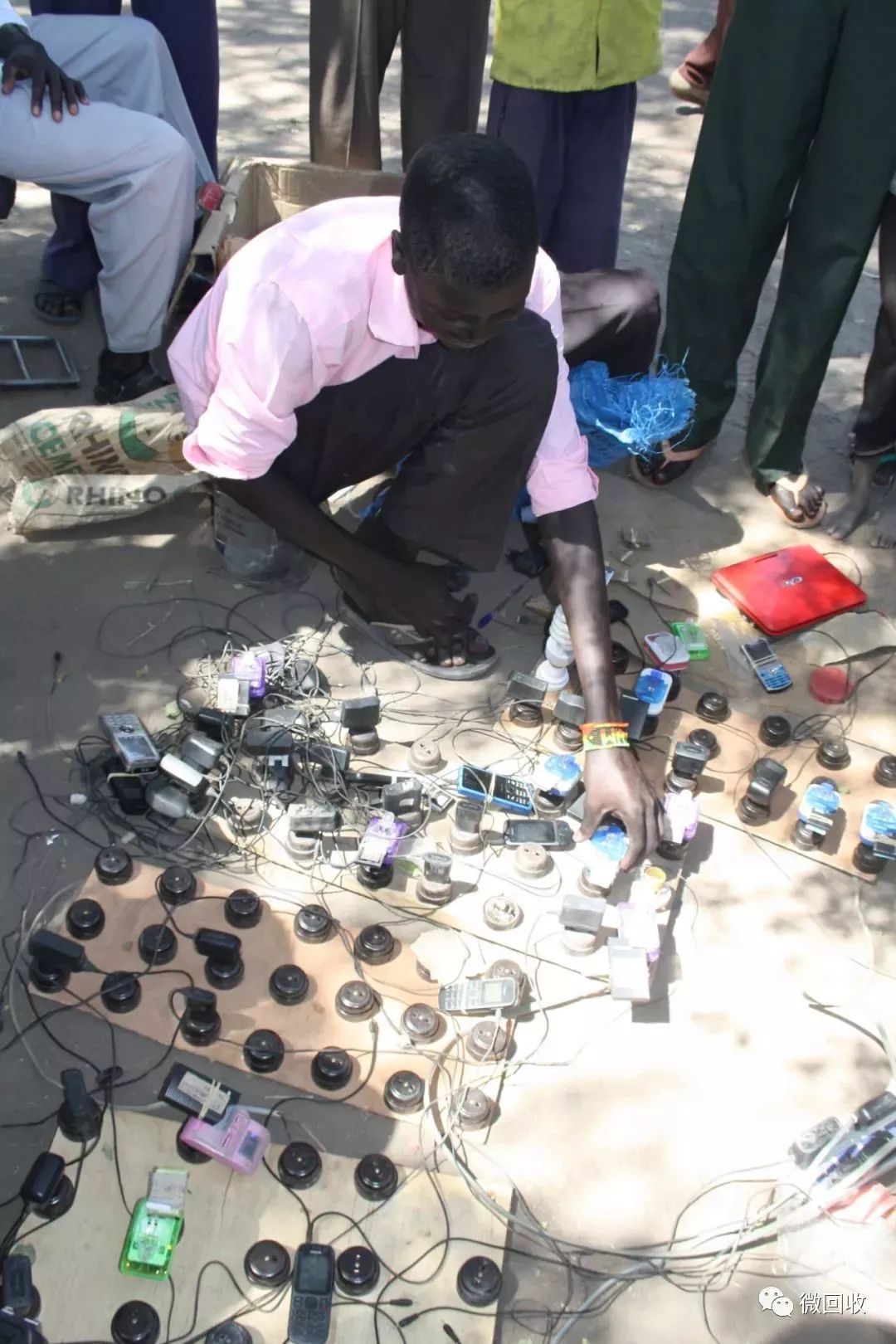 在非洲，不仅用泥巴给手机充电，还把自己改造成充电宝和天线