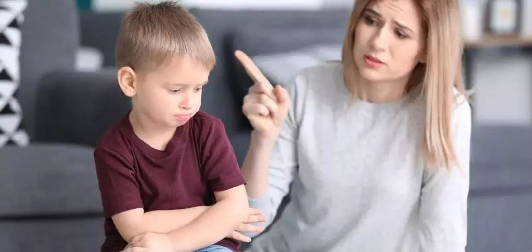 小孩偷拿东西爸爸的做法,孩子偷拿家里钱爸爸怎么教育