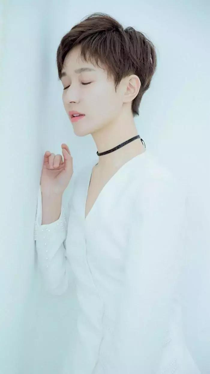 碎发特别多扎不住怎么打理,额前碎发太多怎么扎头发