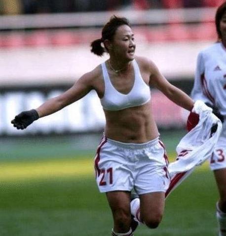 女足运动员脱衣庆祝,女足球员脱衣庆祝