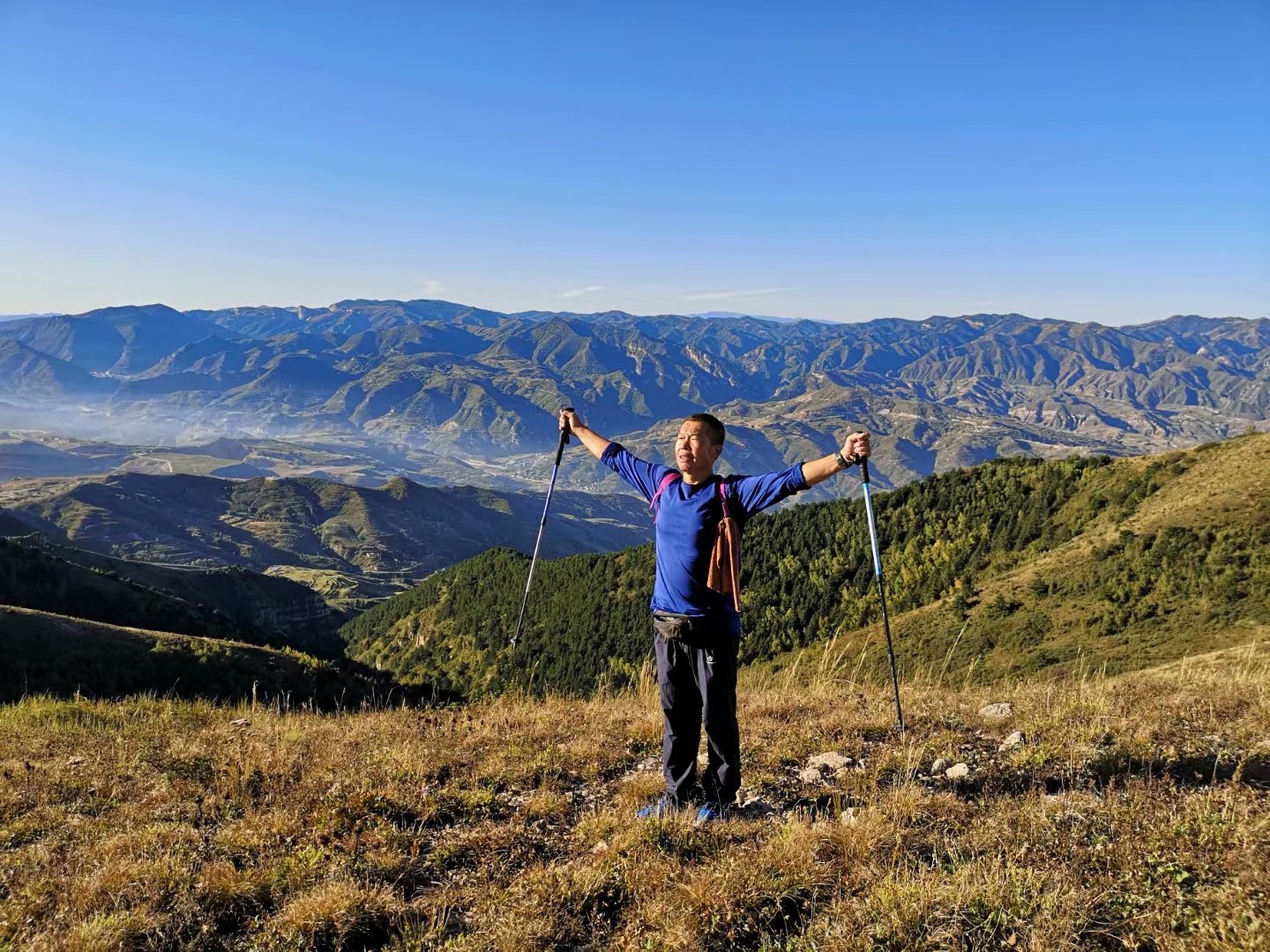 远征三晋凯旋还，飓风众人把酒欢