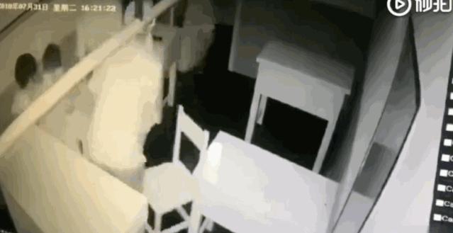 去鬼屋都被吓晕了,去鬼屋玩把工作人员给吓到