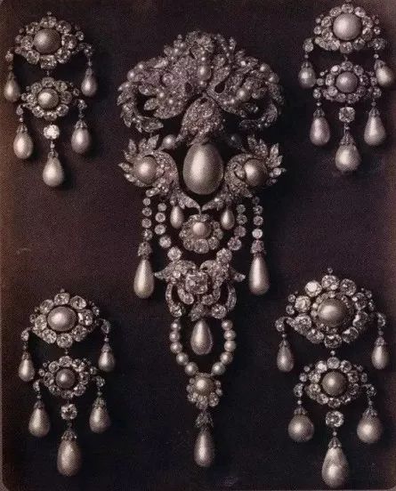 冬季胸针怎么戴,胸针百搭用法图解图片大全