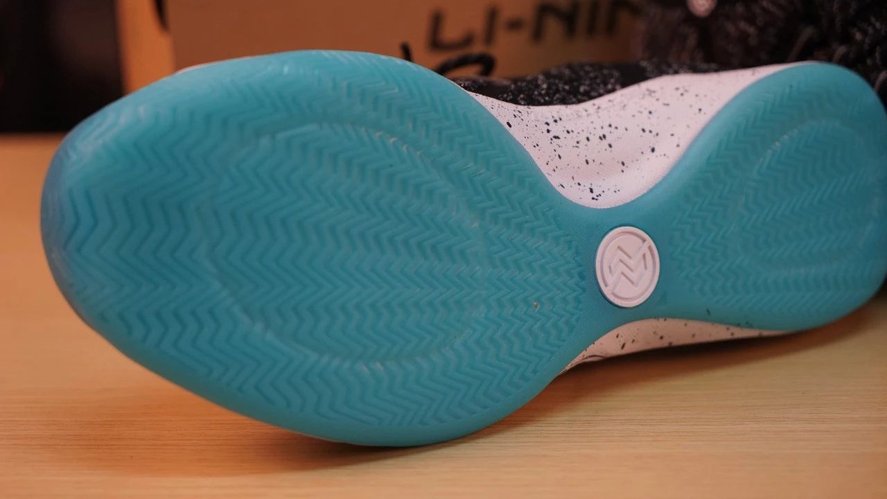 李宁闪击5纯白配色,李宁球鞋闪击5测评