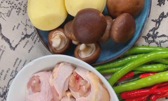 青椒五花肉炒鸡肉家常做法,青椒鸡腿肉最好吃的做法