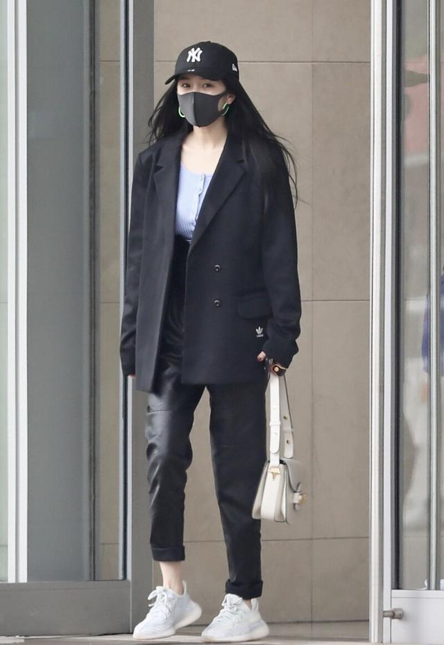 新款皮裤洋气又时髦怎么搭配,质感十足的皮裤今年流行这么穿