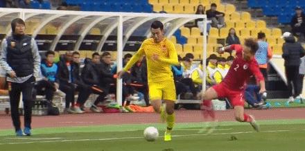 争议,就在李铁面前,中国香港球员剪刀腿无红牌!国足队长送倒钩
