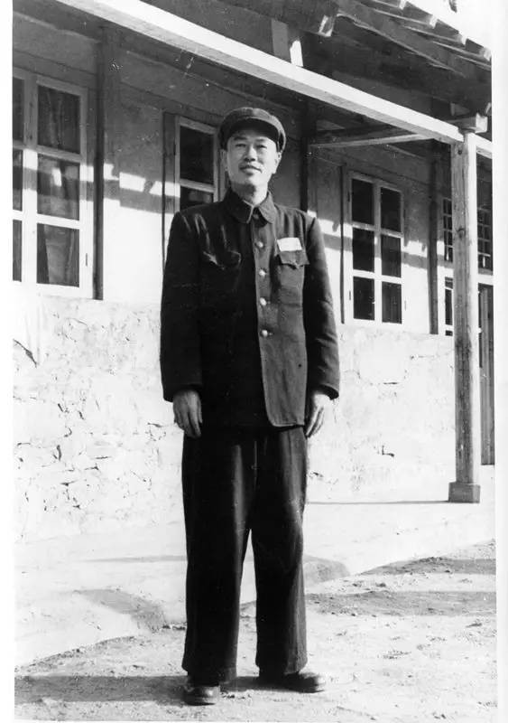 邓华缴获五箱“白金龙烟”，只给主席一支，主席笑他：财不露白啊