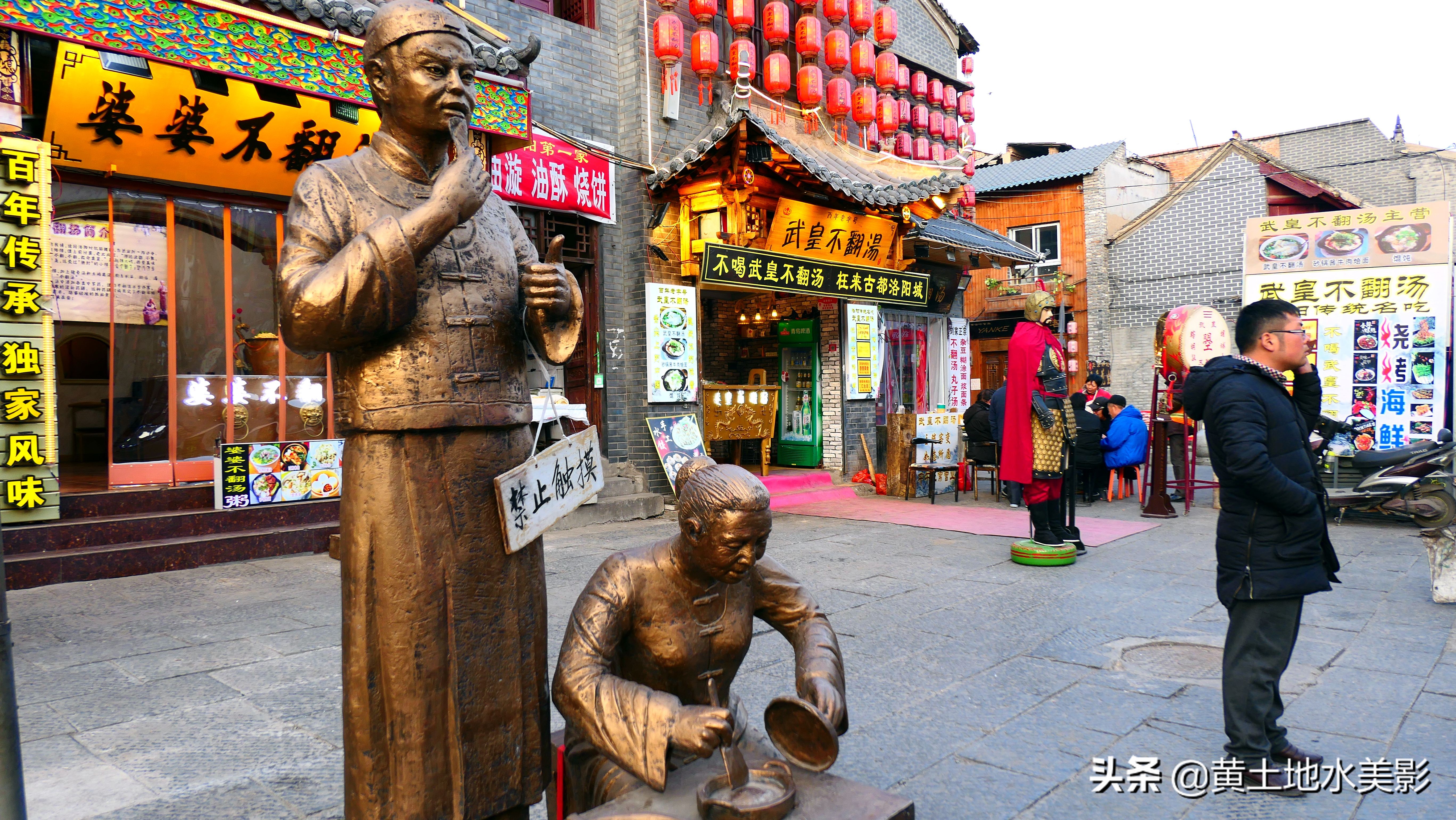 一群鸽子绕鼓楼盘旋,一家老外吃在洛阳,漫步在洛阳老城的街上